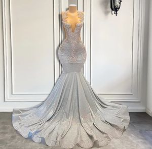 Abito da donna lungo in argento con sirena lunga 2024 Abito da ballo sexy in maglia trasparente di lusso scintillante fatto a mano con diamanti neri per ragazza, abiti di gala formali su misura Robe De Soiree