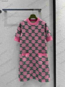 ドレスピンクドレスブランドジャキュード格子縞半袖ニットドレス輸入ウールヤーンシンプルバージョンスタイルの気質マクシスキットドレス240302