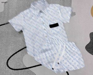 Marka Çocuk Tişört Seti Çocuk Trailtsits Boyutu 80-150 Bebek Tasarımcı Giysileri Logo Tam Baskı Kısa Knapıt Gömlek ve Şort 24Feb20