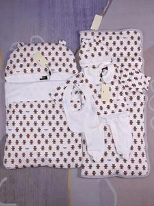 Designer bebê onesie, bib burp conjunto de roupas do bebê calças de luxo macacão de algodão meninos e meninas macacão colcha do bebê 5 pçs r35