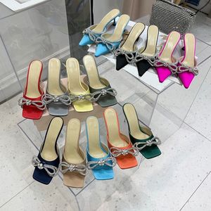 Mach klackar tofflor Satin High Bow Sliders Sandaler Crystal Embellished Mules Slipper Evening Designer Shoes Rhinestone Stiletto Heeled Heels Clear Wom W1nn#