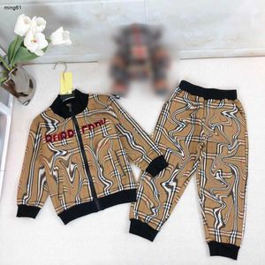 ブランドベビー服の男の子トラックスーツKhaki Zipper Kids Coatセットサイズ90-150 cm長袖のチャイルドジャケットとパンツ24feb20