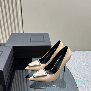 أزياء مضخات عالية الكعب أحذية مثير مدبب مثير الكعب عالية البراءة جلد صندل كبير مشبك مربع مربع المصمم Slingback الكعب