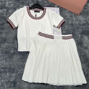 Terno premium popular novo conjunto de saia 2024 primavera verão esporte wear branco preto manga curta topos camisa mini saia vestidos jantar terno fz24030201