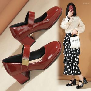 Sapatos de vestido Vermelho Patente Couro Mary Janes 2024 Verão Moda Square Toe Bombas Femininas Confortáveis ​​Salto Chunky Senhoras Único