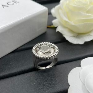 Anel de designer de luxo clássico cabeça design anel moda retro anel de extremidade aberta tamanho livre ajustável material de alta qualidade não-alérgico