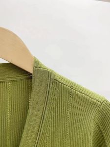 Sukienki 2023 France Highquality Knitting Green Stripes V Szyjka Długie rękaw Suknia Kobiet Elegancka, slim, długa sukienka z pojedynczą, szczupłą sukienką