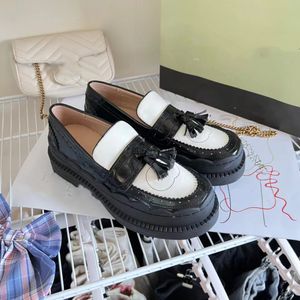 Scarpe eleganti firmate Mocassino con suola a punta Scarpe con plateau da donna di lusso Nero Rosso Tela Gomma da donna Scarpe casual con ricamo in vera pelle di alta qualità Taglia 35-41 01