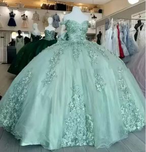 Sage Green Off the Shoulder Quinceanera 드레스 볼 가운 플로럴 아플리케 레이스 보우 백 코르셋을위한 15 여자 파티 파티 BC14216