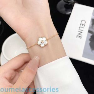 2024 Jewelry Designer Vanl Cleefl Arpelsbracelet Charm Classic Rose White Fritillaria Clover Plum Blossom Armband V Gold Live Network Red