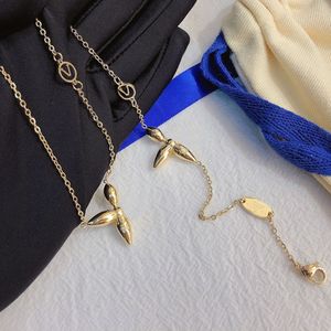 Mens Designer Pendants Letter Halsband smycken märke lyxigt rostfritt stål halsband Kvinnor Trendiga personlighet CLAVICLE Kedja Kristallbröllop födelsedagspresenter