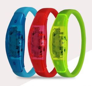 Musikaktiverad Sound Control LED -blinkande armband Ljus upp Bangle Wristband Club Party Bar Cheer Luminous Hand Ring Glow Stick N7370001