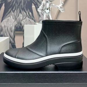 Botas de chuva curtas femininas de dedo redondo, designer de passarela, sola grossa de borracha à prova d'água, botas curtas femininas, deslizamento em estilo doce, aumento de altura, botas femininas