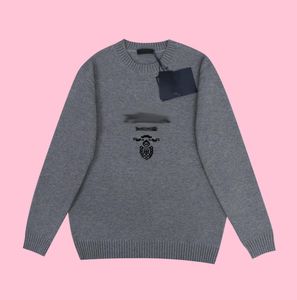 Il maglione grande da uomo, dal taglio audace e dal colore romantico, è uno stile classico molto rispettato, con motivo a faccia in maglia da donna, tutto abbinato, sc PRA L34959983