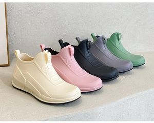 Frauen Regen Schuhe Wasserdichte Gummistiefel Damen Casual Slip-on Wohnungen Rainstiefel Weibliche Isolierte Garten Galoschen Botas De Chuva 240228