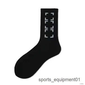 Off Fashion Mens Streetwear Socks Women Men Wysokiej jakości bawełniany strzałka zupełnie mecz x druk oddychający czarny biały miksowanie piłki nożnej koszykówki sportowej skarpetki v2gf