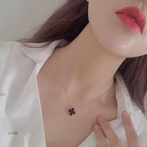 Designer Clover Necklace Fashion Flowers Four-Leaf Clover Cleef Womens Luxury Designer Halsband Halsband smycken gåvor