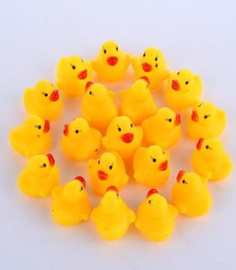 Whole 100pcs Baby Toy Bath Water Duck Mini pływające żółte gumowe kaczki z dźwiękowymi dziećmi prysznic na plażę zabawki SE4182170