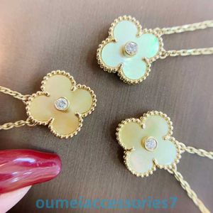 2024 Jewelry Designer Brand Vanl Cleefl Arpelspendant Four-leaf Clover Necklace Women v Thick Plated 18k Rose Niche Gold Fritillary Jade Chalcedony Fashion