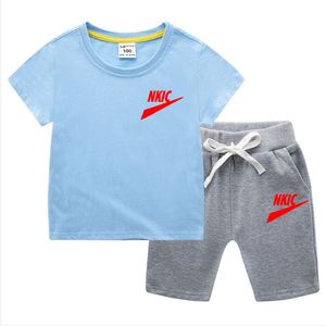 夏の子供用スーツ男の子と女の子のTシャツパンツファッション2ピース子供用半袖弾性ウエストスーツプリント子供服