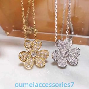 2024 Jewelry Designer Brand Vanl Cleefl Arpelsneck Laces v Lucky Clover Necklace Womens 18k Rose Gold Full Diamond Petal Flower Pendant