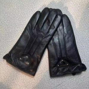 Handskar designer män fårskinn cape svart p handskar vinter varma plysch gants klassiker guanto triangel modemärke handchuh