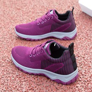 Soft sports running shoes with breathable women balck white womans 01255620