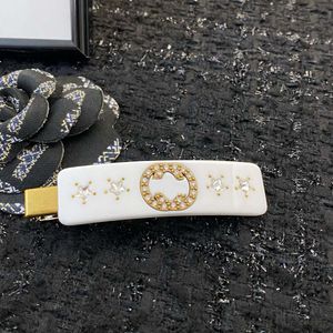 Heiße neue Designer-Haarspange, Acryl-Haarspange, klassisch, Doppelbuchstabe, Kristall, Stern, Weiß mit Gold, hochwertiges Messingmaterial, exquisit, Haarschmuck für Damen