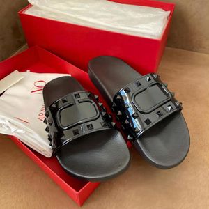 Flache Marken-Designer-Sandalen, klassische Metall-V-Schnalle, Nieten, nackt, schwarz, rot, matt, Strand, flach, dünn, mit Staubbeutel, 35–44