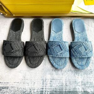Slides jeans azuis exclusivos 8R8092 sandálias de grife sandália feminina Sandálias planas Sandálias de praia de férias Slides de banda larga Feito de jeans azul desgastado com motivo acolchoado