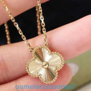 2024ジュエリーデザイナーブランドVanl Cleefl Arpelspendant Necklaces v Four Leaf Grass Necklace女性Five Flower Laser Rose Gold Carving Craft Angle Angle Radiance