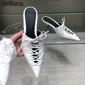 Donne eleganti 98 pompe in moda scarpe femminili sottili tacchi alti in black sandali sandali versanti calzature intagliate da calzature 240223 b