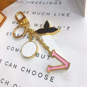 Nyckelringar 2024Luxury Designer Keychain Classic Brand Key Buckle Letter Design Handgjorda guld Keychains Bag High X-9 240303