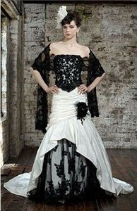 Abiti da sposa a sirena gotici in bianco e nero con applicazioni di pizzo pieghe abiti da sposa lunghi vintage con scialle in pizzo strascico Vestido De Novia 2024