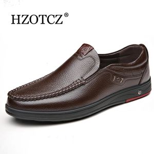 Sapatos de couro genuíno homens mocassins deslizamento em negócios casuais sapatos de couro clássico macio mocassins hombre respirável sapatos masculinos apartamentos 240228