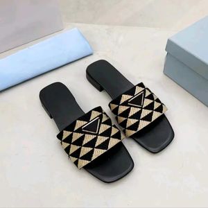 Designer Metálico Slide Sandálias Bordadas Luxo Slides Chinelos Mulheres Bordados Mules Praia Baixo Salto Flip Flops Prad Triângulo Sandália Verão Chunky Heels Shoes