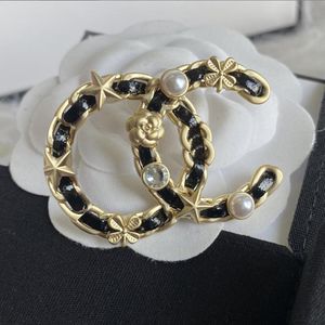 20 stili classici di marca designer spilla di perle spille con lettere per le donne fascino moda matrimonio abbigliamento regalo accessori di gioielli di alta qualità
