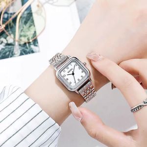 Digitala kvinnors klockor Fashion Simple Luxury Women's Quartz Watch High-End Designer Temperament Watch Casual Ladies Student D239W