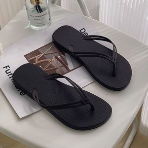 Flip-flops kvinna bär sommaren 2023 casual icke-halkbad strandskor mode par klipp på brädet sandaler 900