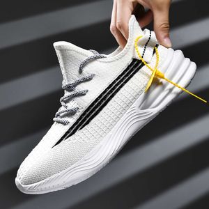 Buty do biegania Mężczyźni oddychają trampki muchy na zewnątrz Sport Footwear Mężczyzna pusta siatka dzikie wygodne buty do przypływu wykonane w Chinaf6 Black White