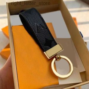 Keychains Keychain Classic Exquisite Luxury Designer Keyring Zinc Alloy Letter Unisex Lanyard Gold Black Small Jewelry Lover Keychains designer key 240303