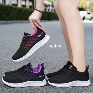 Спортивные кроссовки для женщин с мягкой подошвой и дышащей сетчатой поверхностью черного цвета 02041584