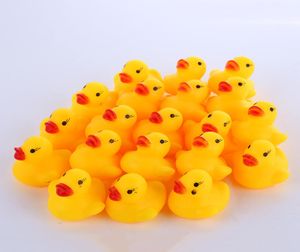 Kaczka do kąpieli dla niemowląt Mini pływające żółte gumowe kaczki z dźwiękowymi dziećmi prysznic na plażę zabawkę 119 Z22593947