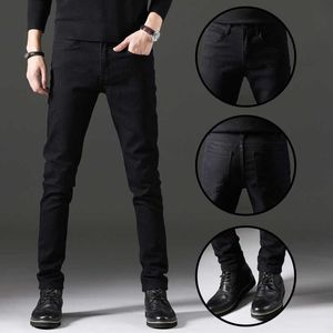 Calça jeans masculina primavera e outono versão coreana slim fit algodão preto juventude perna elástica jeans reto estilo masculino