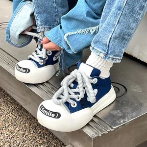 Womens Skateboard Shoes Luxury Designer Leisure Sneakers Lace Up Big Head Platforms Smile Design Casual Couple Elevator 240219