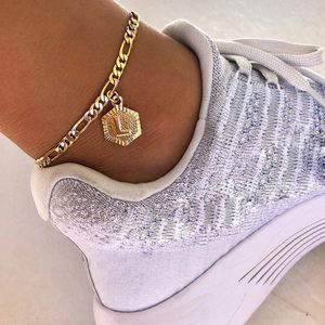 Dainty A-Z Letter Anklet Hexagon Shaped Initial Ankle Armband Rostfritt stål Fötter smycken Legkedja Kvinnor Män gåvor 240226