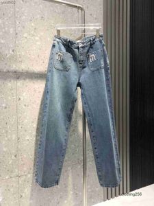 Jeans da donna Jeans firmati da donna nuovi jeans joker a vita media alta foglia di loto pantaloni gamba decorazione lettera per il tempo libero 240304