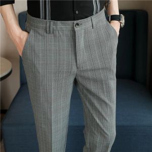 Pantaloni Pantaloni eleganti scozzesi di alta qualità Uomini 2023 Nuovi pantaloni casual a gamba affusolata da business con motivo a scacchi per uno stile sofisticato