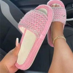 Sportskor 2024 Xiaoxiangfeng stickat halmvävt tjockt för kvinnors utkläder casual mesh röd anti slip platt botten tofflor sommar ny