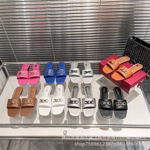 30% rabatt Sportskor 2024 VT Hemmet Metal V-formad Buckle Flat Bottom Fashion Square Head Sandaler Nytt mångsidiga One Word Slippers